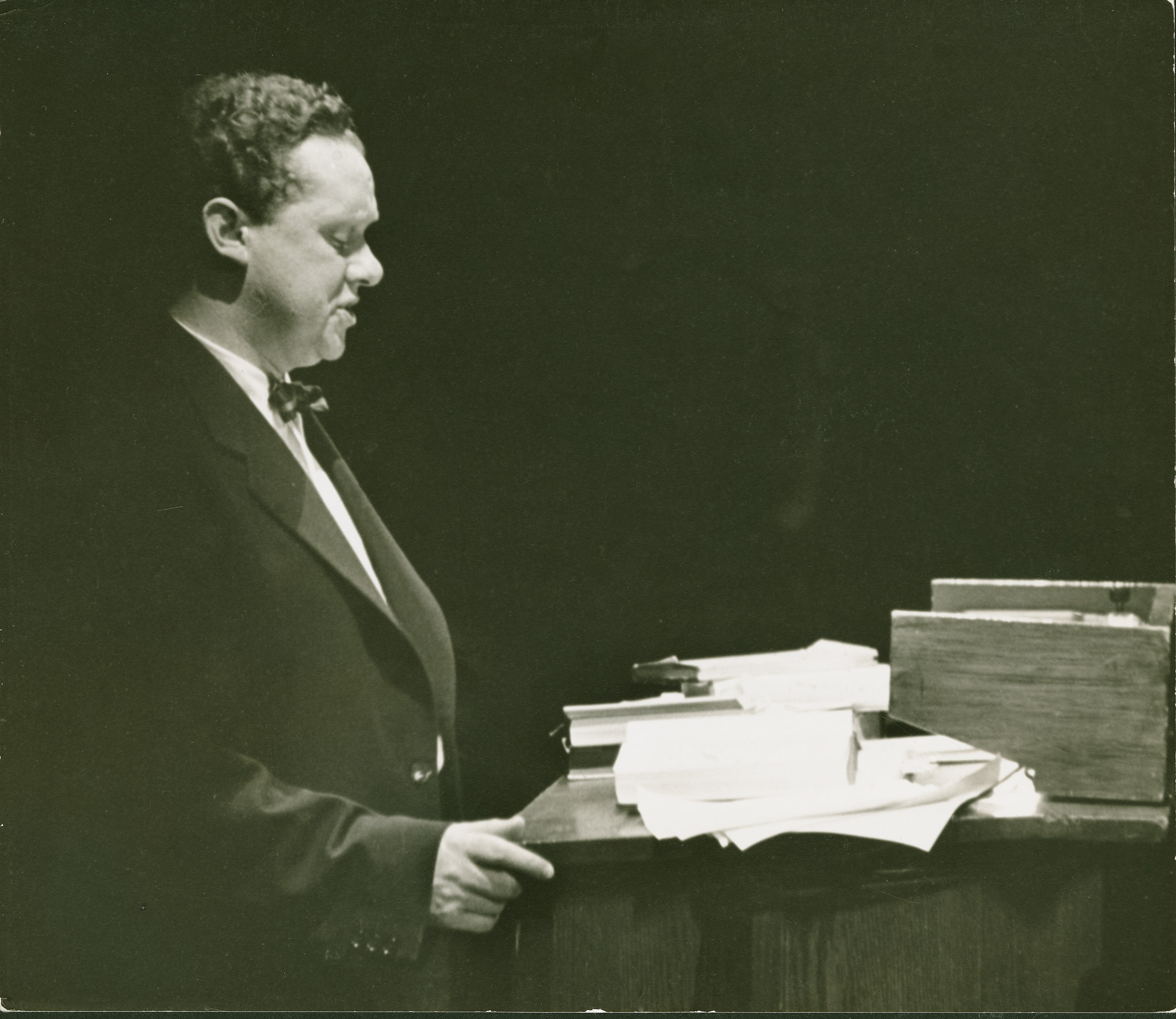 Dylan Thomas at the podium at 92NY
